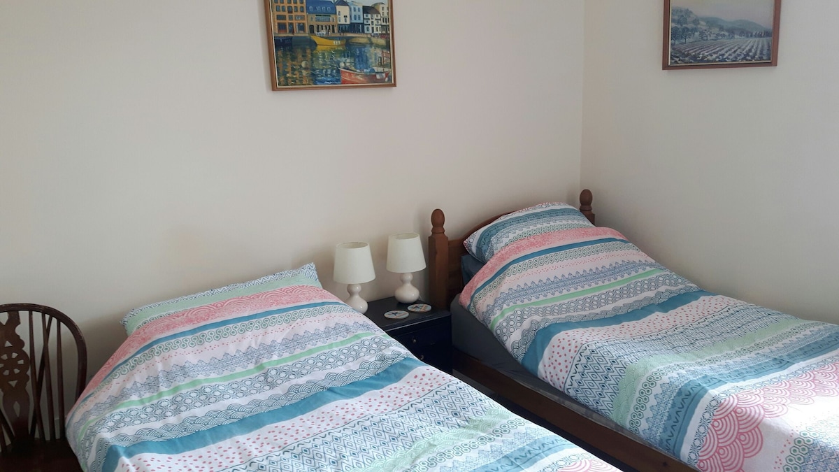 Chambre double avec micro-ondes, r�frig�rateur et �vier.